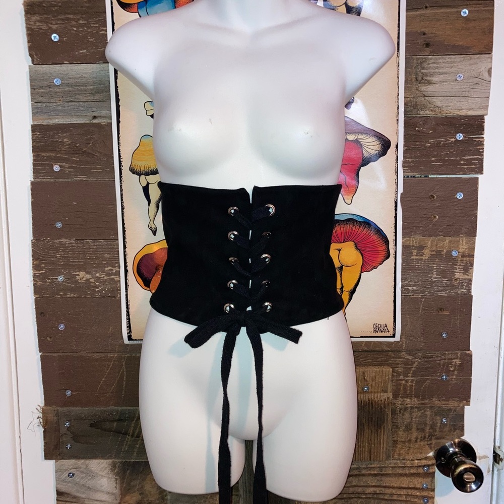 Black under bust corset.